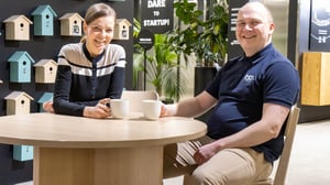 Startupin alkuvaiheessa verkostojen merkitys korostuu: ne avaavat ovia, täydentävät osaamista ja mahdollistavat kasvun, johon yksin ei olisi resursseja. Graanin Maarit Rockefeller ja Rapid Structural Designin Jussi Puurula nostavat esiin hautomon tuomia verkostoja