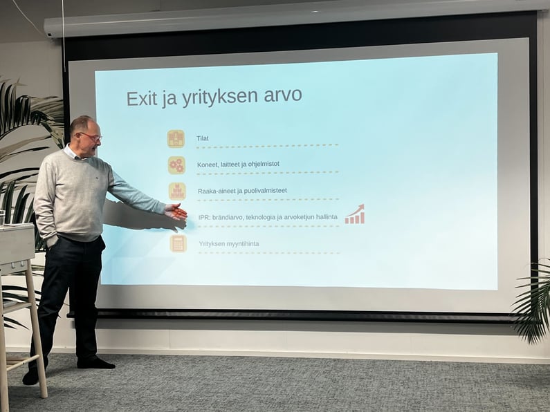 Jouni-Hynynen-käy-läpi-yrityksen-arvoa-ja-exitiä-työpajassa