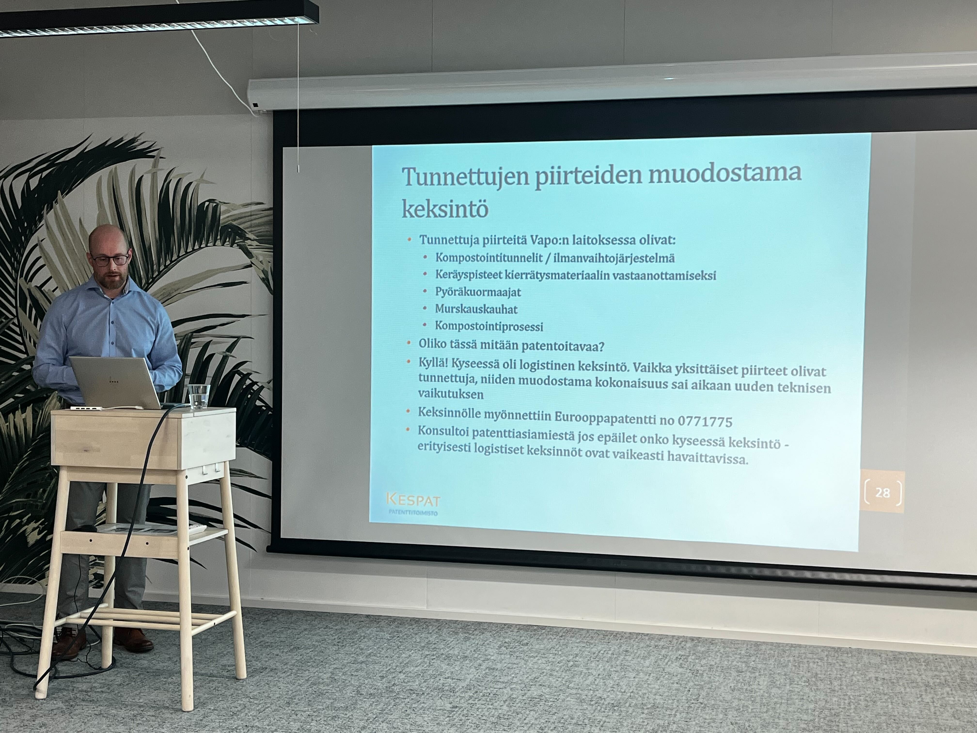 Jarkko Karjalainen käy läpi patenttiasioita