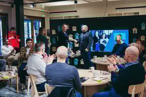 Data Farm Oyn edustaja ja valmentaja Vesa Lehtinen kättelemässä taputtavan yleisön edessä.