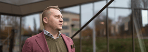 Mikko-Paananen-katsoo-oikealle